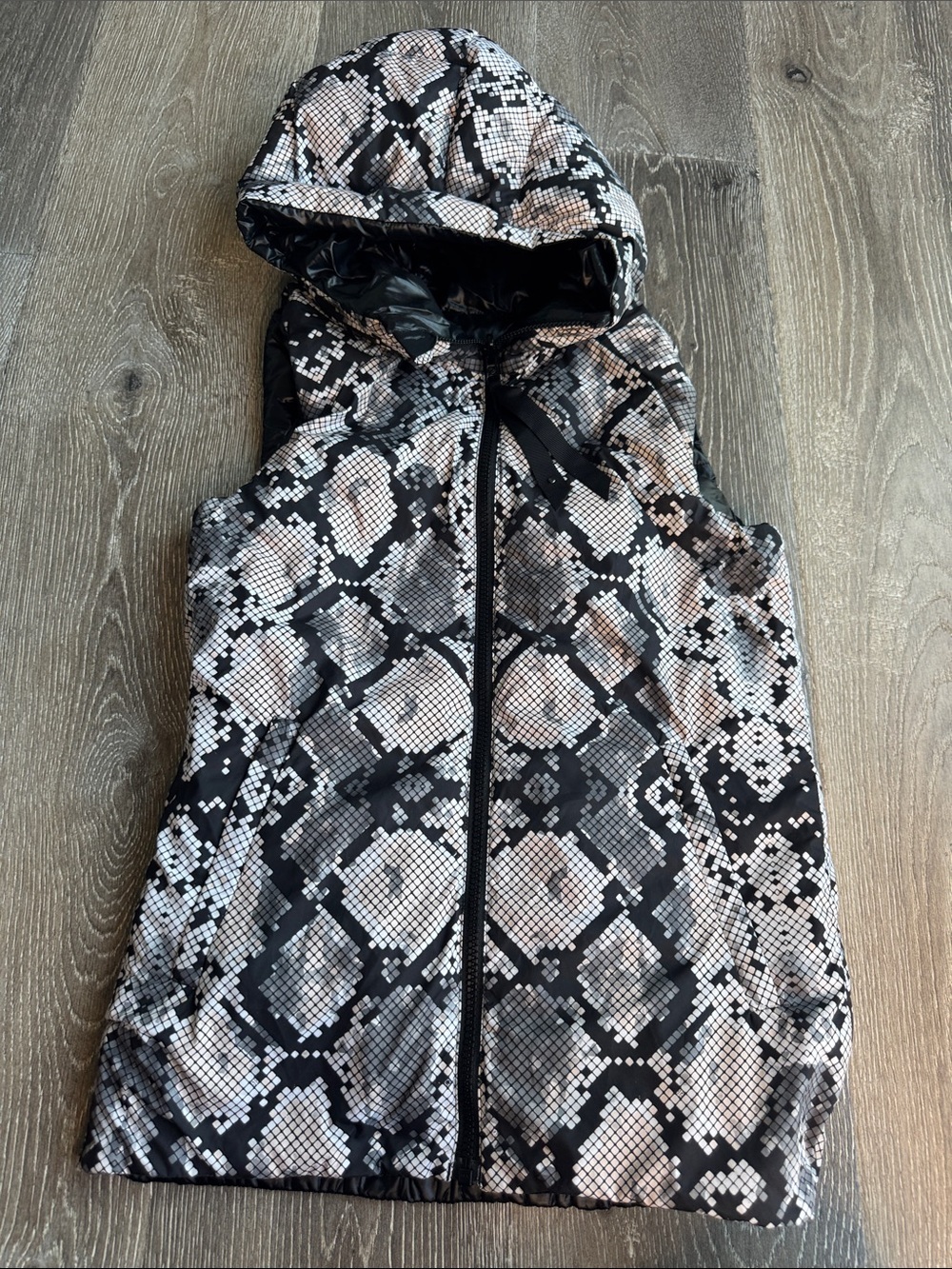 lululemon athletica Black Hooded Puffer Vest with Snake-Print reversible AZ0698